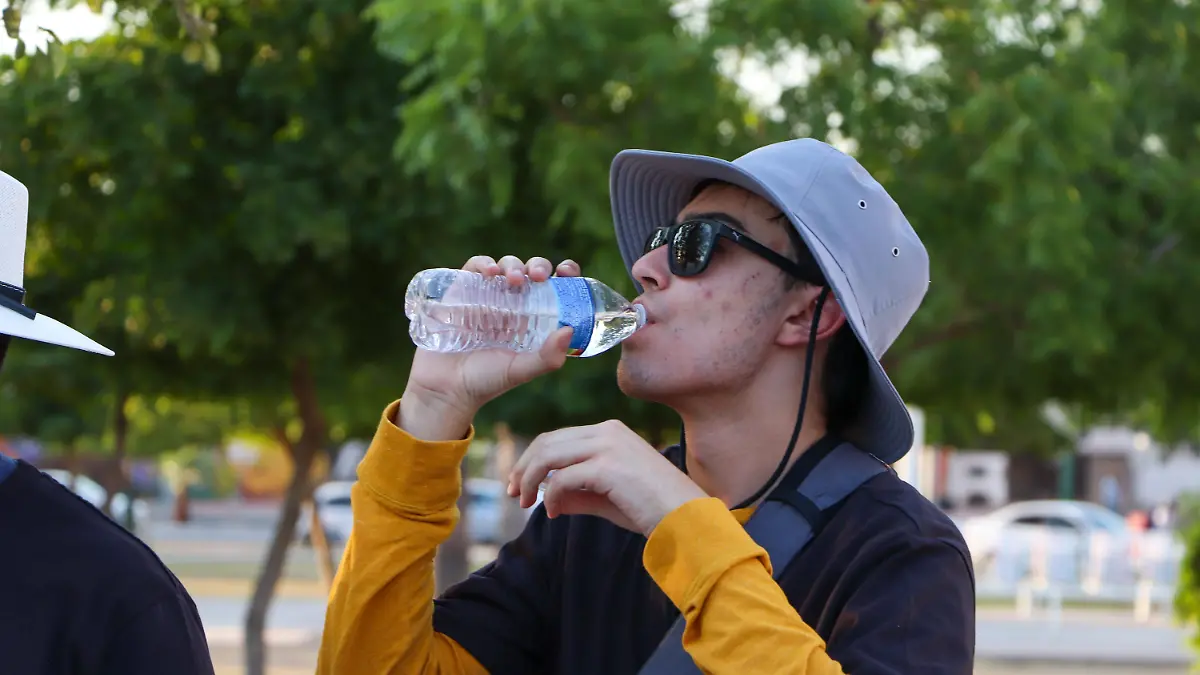 Tematica calor gente tomando agua hidratacion - Mike Acosta (13)